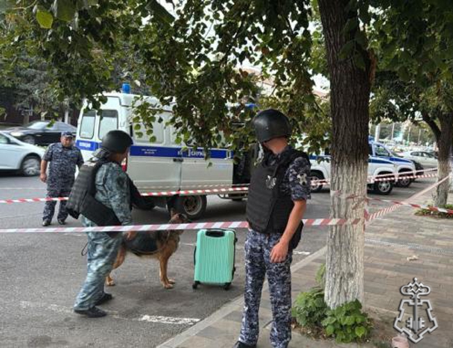 Росгвардейцы обнаружили чемодан брошенный в центре Черкесска