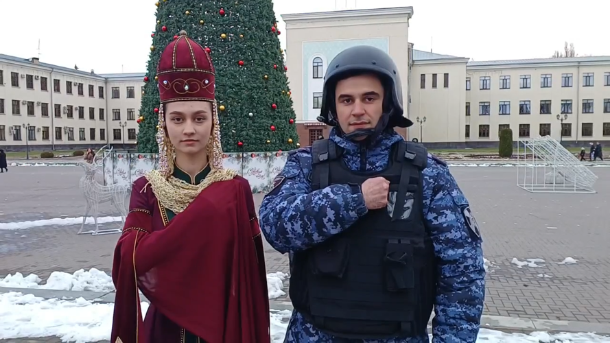 Сотрудники вневедомственной охраны Управления Росгвардии по Карачаево-Черкесской Республике приняли участие во флешмобе единства народов России (видео)