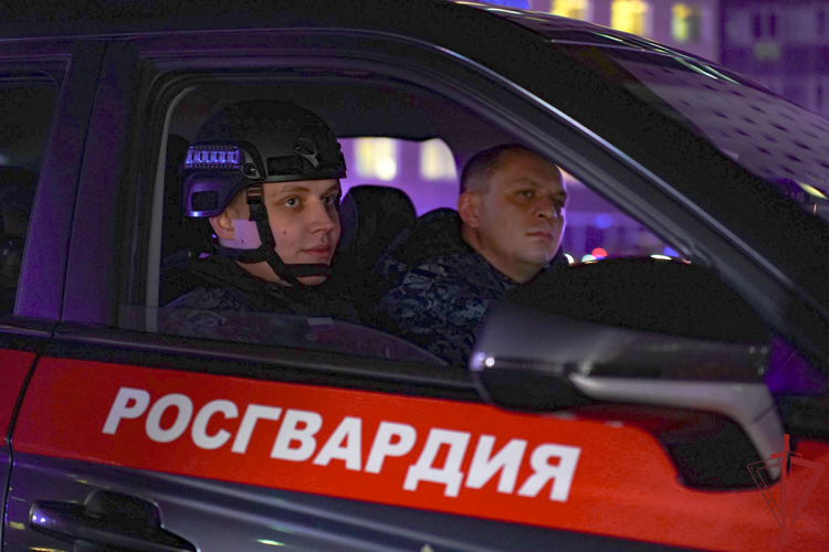 Сотрудники вневедомственной охраны Управления Росгвардии по Карачаево-Черкесской Республике приняли участие во флешмобе единства народов России (видео)