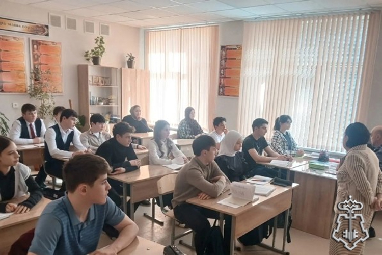 В Карачаево-Черкесии росгвардейцы провели тематические встречи в рамках годовщины образования ведомства