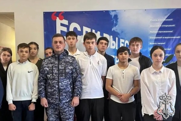 В Карачаево-Черкесии росгвардейцы провели тематические встречи в рамках годовщины образования ведомства