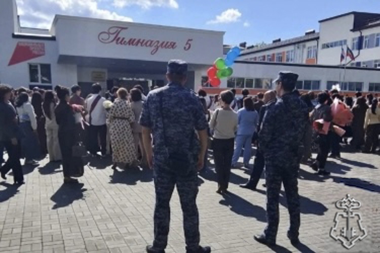 В Карачаево-Черкесии росгвардейцы обеспечили правопорядок на торжественных линейках