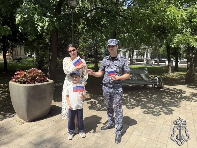 В Карачаево-Черкесии росгвардейцы участвуют во всероссийской акции «Российский триколор»