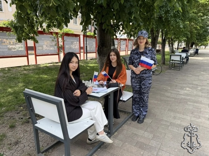 В Карачаево-Черкесии росгвардейцы участвуют во всероссийской акции «Российский триколор»
