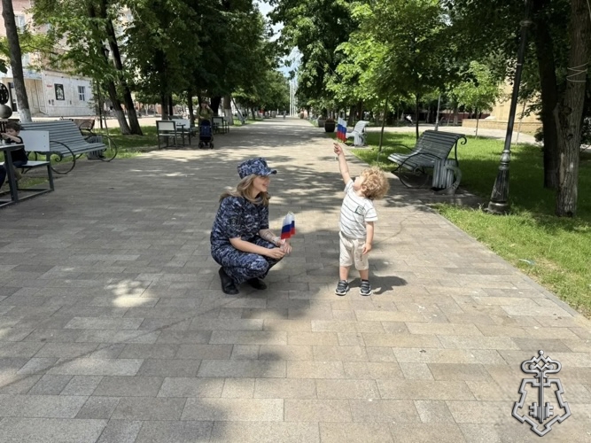 В Карачаево-Черкесии росгвардейцы участвуют во всероссийской акции «Российский триколор»
