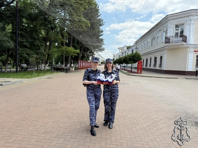 В Карачаево-Черкесии росгвардейцы участвуют во всероссийской акции «Российский триколор»