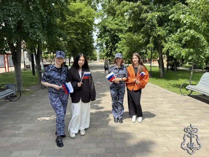В Карачаево-Черкесии росгвардейцы участвуют во всероссийской акции «Российский триколор»