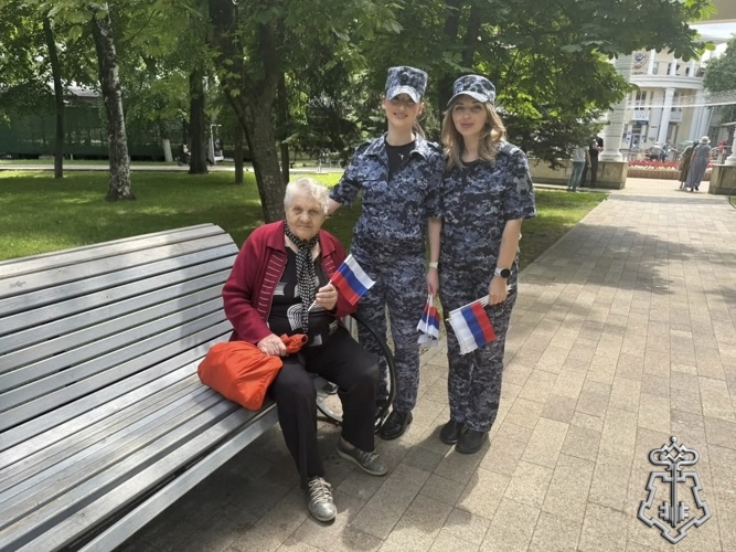 В Карачаево-Черкесии росгвардейцы участвуют во всероссийской акции «Российский триколор»
