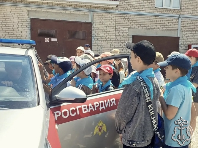 Росгвардейцы провели День открытых дверей для школьников Карачаево - Черкесии