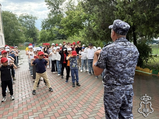 Сотрудники Росгвардии провели утреннюю зарядку для школьников Черкесска