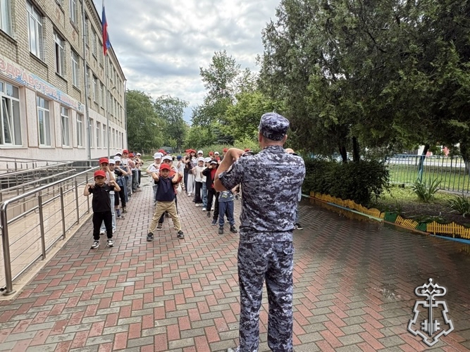Сотрудники Росгвардии провели утреннюю зарядку для школьников Черкесска