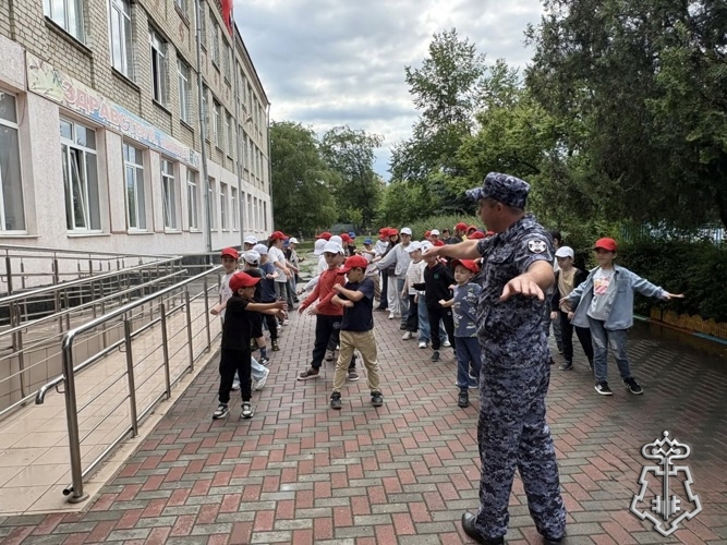 Сотрудники Росгвардии провели утреннюю зарядку для школьников Черкесска