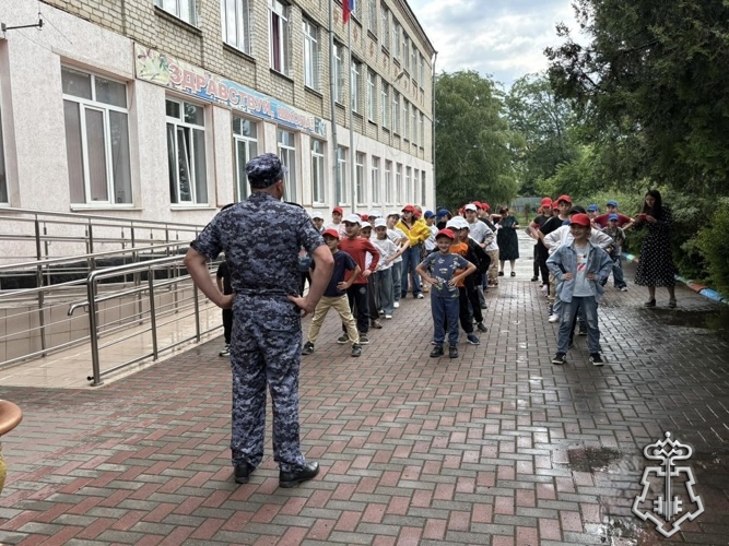 Сотрудники Росгвардии провели утреннюю зарядку для школьников Черкесска