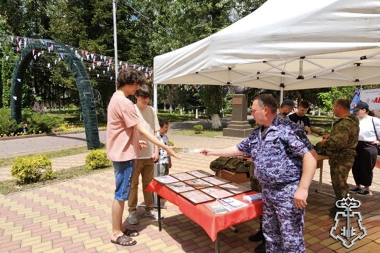В Черкесске росгвардейцы провели агитационную встречу с молодежью в парке «Зелёный остров»