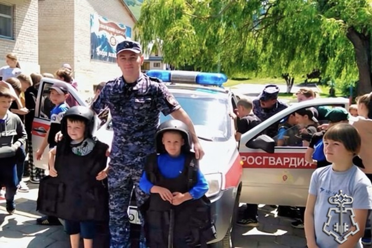 Росгвардейцы встретились со школьниками, отдыхающими в оздоровительном лагере Теберды