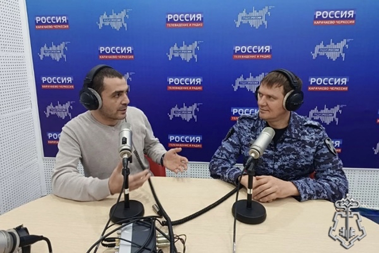 В Карачаево-Черкесии начальник вневедомственной охраны стал гостем прямого эфира региональной радиостанции