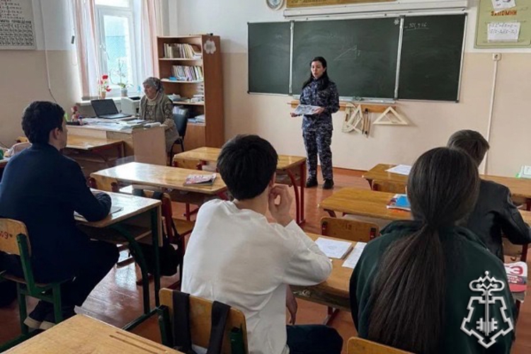 Росгвардейцы Карачаево-Черкесии провели тематическую встречу с учащимися школы села Учкекен