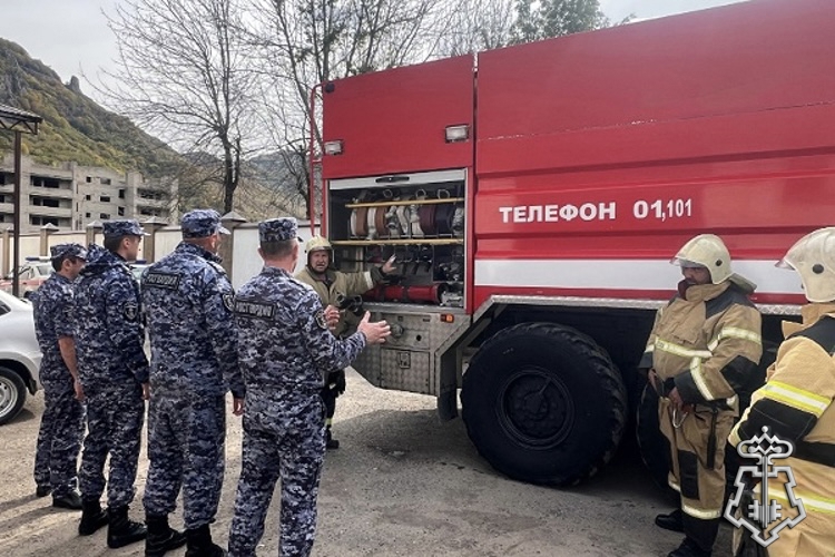 Сотрудники Росгвардии Карачаево-Черкесии провели совместное с МЧС пожарно-тактическое занятие